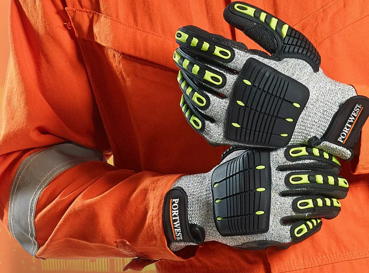 Why Thermal Work Gloves Are Essential for Winter Jobs